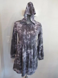 NUEVO CON ETIQUETAS VESTIDO CORTO/TOP CITY VIBRA GRIS/NEGRO XS CON CAPUCHA MANGA LARGA PRECIO DE VENTA SUGERIDO POR EL FABRICANTE $56.00 - Imagen 1 de 10
