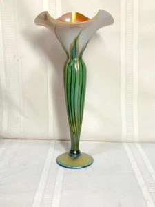 LUNDBERG STUDIOS, VERY TALL FLORIFORM VASE, GREEN FEATHER PULL, GOLD OUTLINE~~~ - Picture 1 of 10