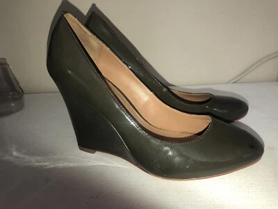 Elie Tahari Olive Green Patent Leather High Wedge Pumps Women’s Sz 8.5 EU38.5. - Image 1 of 4