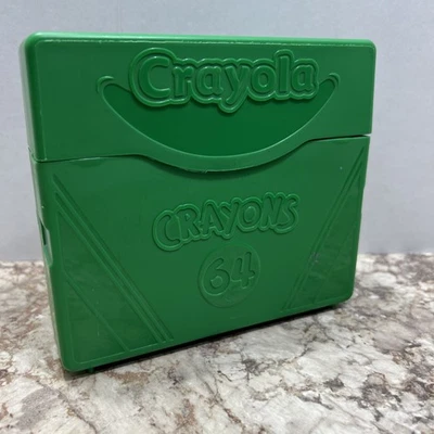 Estuche de almacenamiento de plástico verde Crayola Crayones 64 unidades agujero afilador 2018 sello Foto 1 de 4