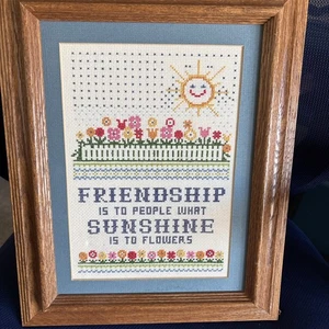 Punto de cruz enmarcado vintage La amistad es para la gente lo que el sol es para las flores - Imagen 1 de 4