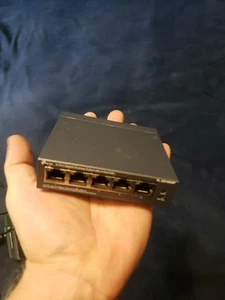 TP-LINK TL-SG1005P 5-Port Desktop Switch - Photo 1/4