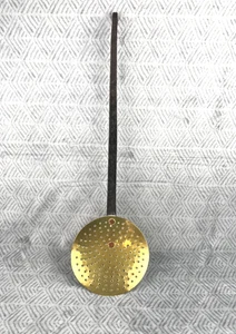 Ancien écumoire cuillère en lainton et fer ustensile de cuisine - Imagen 1 de 6