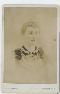 Junge Frau mit dekorativem Kragen JG Stenger Callicoon NY Schrankkarte 4x6 - Bild 1 von 2