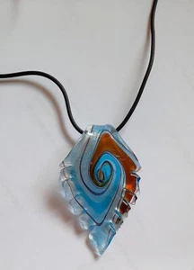 Glasanhänger mit Kette  "Blatt" silbergrau, braun, türkis - Bild 1 von 1