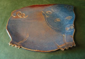 BLAUE HANDGEFERTIGTE KERAMIK SCHWEINE PLATTENSCHALE, GEZEICHNETE MERKMALE, K YUAN KÜNSTLER, 12 X 8,75 - Bild 1 von 9