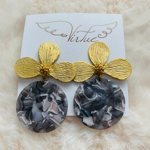 Virtue Gold Blume und schwarz-weiß gesprenkelte Scheibe Mode Ohrringe - Bild 1 von 3