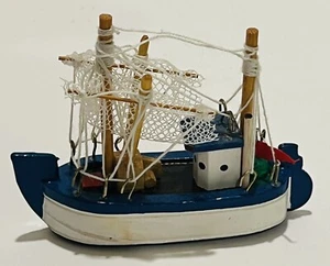 Vintage Miniatur Fischerboot Holz Holz Blau Weiß mit Fischernetz Puppenstube - Bild 1 von 4