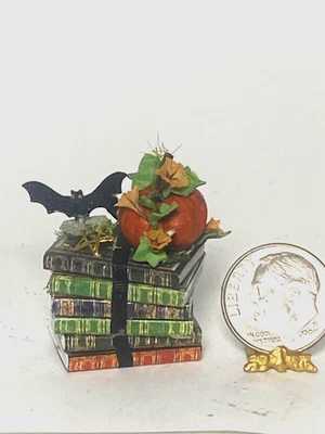 Pila de libros artesanales de Halloween calabaza murciélago flores casa de muñecas 1:12 firmado ÚNICO EN SU CLASE Foto 1 de 4