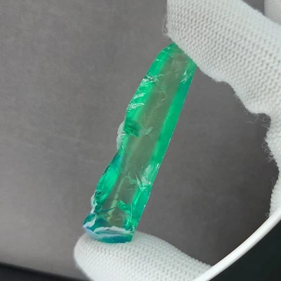 161.95CTS зеленый корунд грубый | цвет Джева | чрезвычайно * редкая | для огранки - Изображение 1 из 4