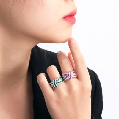 Anillo de compromiso de circón cúbico verde líneas retorcidas geométricas ajustables  Foto 1 de 4