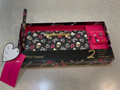 Muñequera calavera de cuero sintético negra Betsey Johnson con juego de 6 aretes de pasador nueva en caja Foto 1 de 4