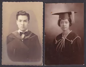 Filippine FILIPINO UOMO E SIGNORA IN LAUREA TOGA 2 RPPC Cartoline d'epoca C98 - Foto 1 di 3