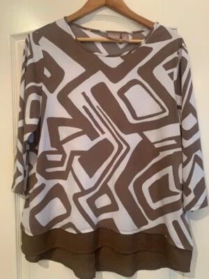 Blusa túnica Chico’s talla 2-grande bronceada y blanca diseño geométrico artística Lagenlook Foto 1 de 4