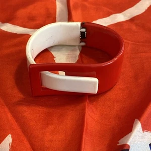 VINTAGE MARY QUANT ERA RED WHITE HARD PLASTIC W/SEAM HINGE BUCKLE FRONT BRACELET - Picture 1 of 14