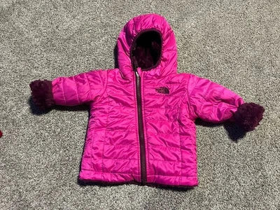 Chaqueta rosa con capucha reversible Mossbud para niñas The North Face 2T usada en excelente estado Foto 1 de 3