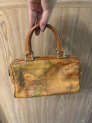 Autêntica Bolsa de Mão Alviero Martini Vintage Mini Boston Topografia Geo Couro - Imagem 1 de 4
