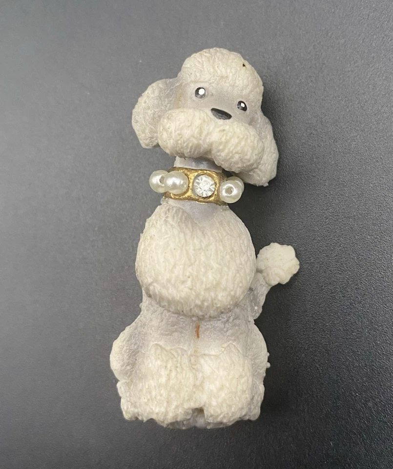 Broche de caniche gris prendedor perla estrás cuello sentado resina 2" figura MIRAR Foto 1 de 4