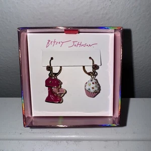 Betsey Johnson Soporte Mezclador y Taza Pasteles Estrás Pendientes Colgantes NUEVO Día de la Madre - Imagen 1 de 8