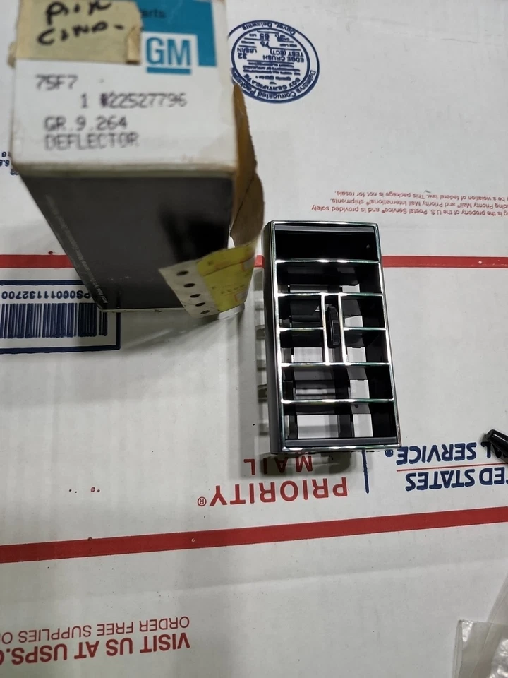 Nuevo de Lote Antiguo 1985-1989 Oldsmobile Cutlass GM 22527796 Deflector de Aire A/A Fabricante de Equipo Original Foto 1 de 3