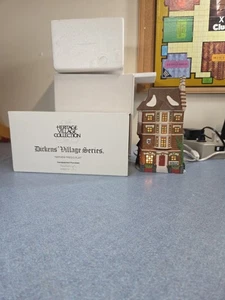 Reparto 56 Dickens Village serie 1991 nipote Fred's piatto illuminato 5557-3 - Foto 1 di 8