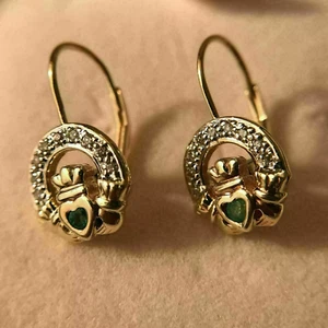 2Ct Round Simulated Emerald Claddagh Hoop Women's Earring 14K Yellow Gold Plated - Picture 1 of 8
