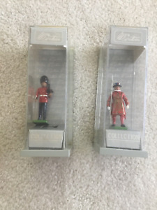 2 Britain Metal Soldiers Palace Guards Scots Guard & Beefeater 1989 England