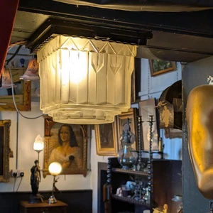 20er Jahre Art Deco Milchglas Deckenleuchte - geometrischer Wolkenkratzerschirm - Bild 1 von 10