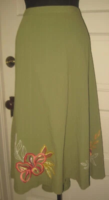 Falda arrugada floral bordada verde oliva línea A 24W KORET Foto 1 de 4