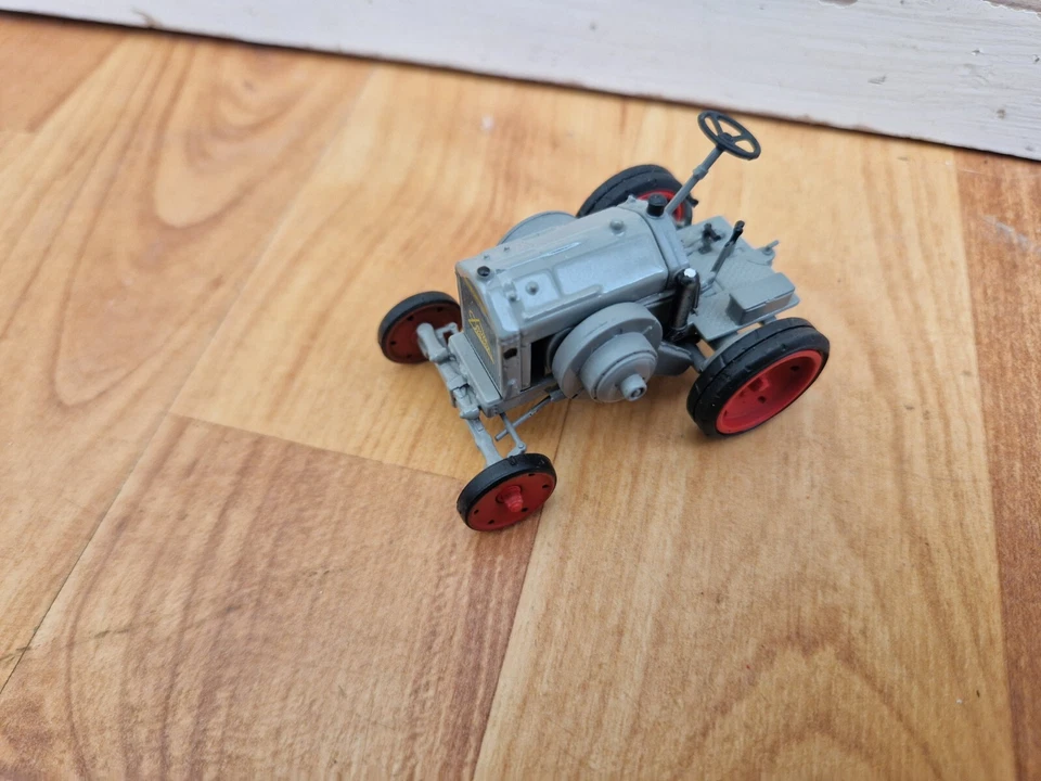 HACHETTE UNIVERSAL HOBBIES 1/43 CLASSIC 1929 DEUTZ MTZ 120 TRACTOR - Image 1 of 3