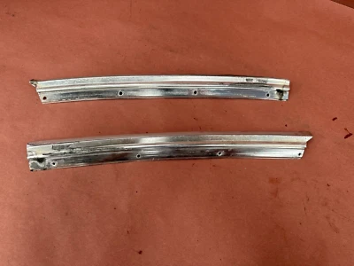 Пара задних накладок на петли вентиляционного окна BMW E10 2002 2000 1802 1602 от оригинального производителя 88 000 миль - Изображение 1 из 4