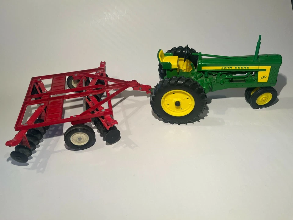 JOHN DEERE 520 All-Metal Diecast Tractor w/ The ERTL Trailer 493-494 Dyersville - Image 1 of 4