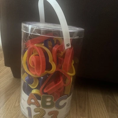 WILTON ~ # 2304-1054 ~ 50 piezas letras y números juego de cortador de galletas de plástico Foto 1 de 2