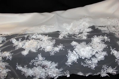 Tela satinada duquesa blanca aplicación cuentas tul y blanco 50 in x 12 in Foto 1 de 4