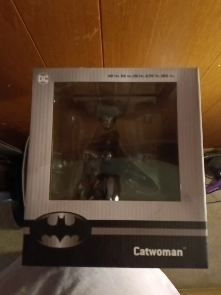 Estatua de Catwoman del Universo DC por Jim Lee Diamond Select exclusiva de GameStop *Nueva* Foto 1 de 3