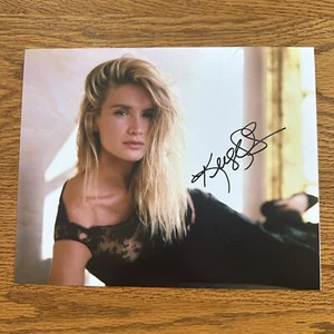 Foto firmata Kelly Lynch 8x10 casa strada, cocktail, attrice cowboy farmacia - Foto 1 di 2
