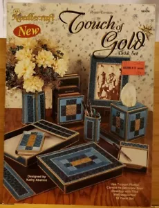 AR10 THE NEEDLECRAFT SHOP 1998, PLASTIC CANVAS TOUCHES OF GOLD DESK SET - Bild 1 von 2
