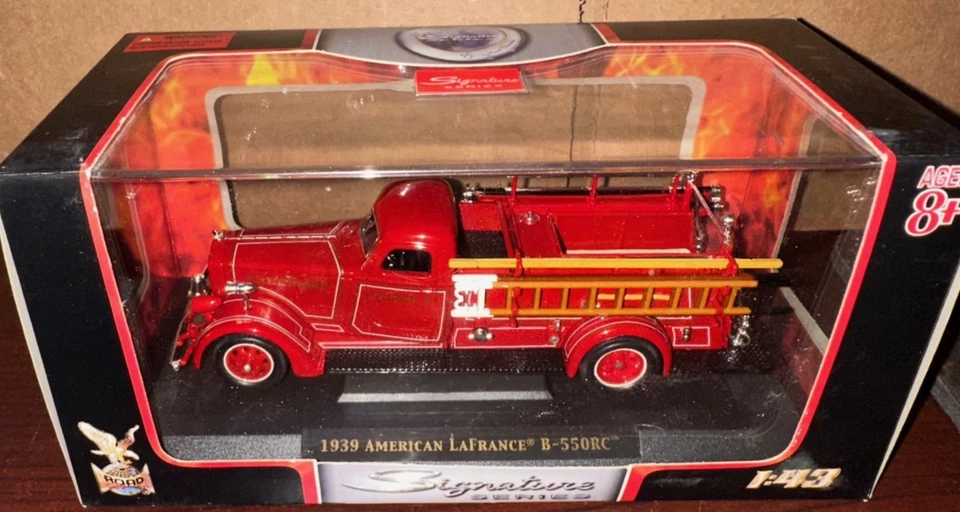 Road Signature 1/43 1939 American LaFrance 550RC Fire truck Display case #43007 - Image 1 of 1