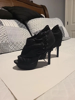 Tacones Qupid 7.5 imitación gamuza plataforma peeptoe 4" negros  Foto 1 de 4