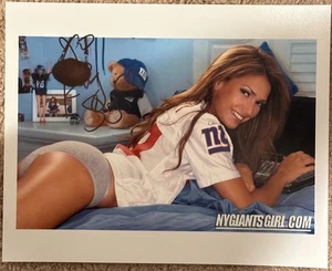 🏈 REBY HARDY (Sky) Signed 8x10 NY Giants Girl Photo 🖊️ Wrestling + Football ⚡ - Picture 1 of 2
