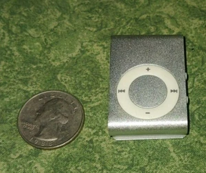 Apple Shuffle 1GB Silver 2nd Generation (MBT1) - Picture 1 of 2