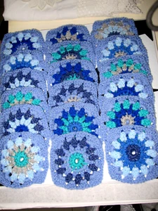 HANDGEHÄKELT, x 40 GRANNY SQUARES BLAUTÖNE X 4 MEHRERE FARBEN JEDES QUADRAT, 4 Zoll - Bild 1 von 11