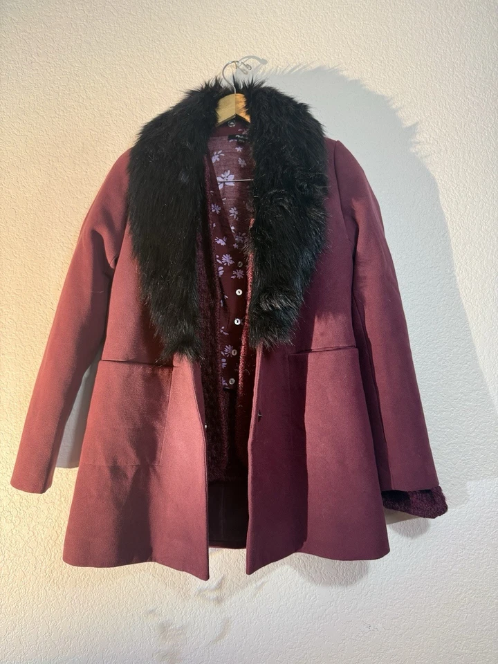 NUEVO SIN ETIQUETAS - Abrigo de colección SEARS - Covington. Cuello de piel sintética extraíble, borgoña, talla pequeña Foto 1 de 4