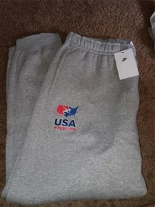 NEU HERREN NIKE GRAU USA WRESTLING FLEECE TRAINING JOGGINGHOSE GRÖSSE XXL - Bild 1 von 1