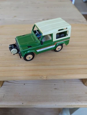 BRITAINS LAND ROVER 90 Diecast Model 1:32 Scale For Sale. - Image 1 of 4