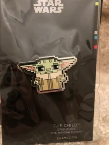 *In der Hand* Star Wars: Der Mandalorianer das Kind PXL8 Emaillestift - Bild 1 von 3