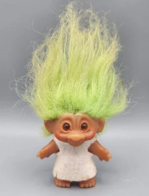 Túnica/vestido vintage de fieltro blanco pelo verde muñeca DAM Troll de los años 80 de 2,5" Foto 1 de 4