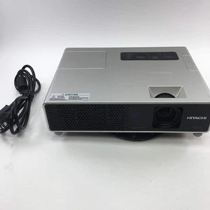 Hitachi CPX4 XGA 2000 LCD-Projektor mit Stromkabeln und angeschlossener Halterung - Bild 1 von 13