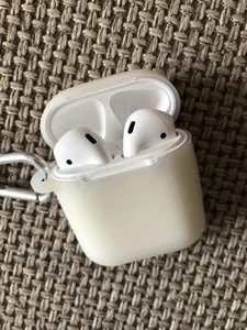 Apple AirPods 1st Generation In-Ear Headsets with Charging Case - White - Photo 1 sur 1