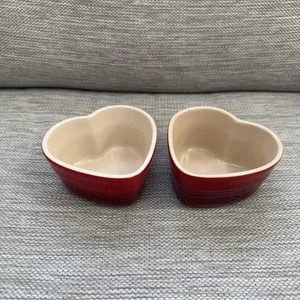 Par de platos Ramekin Le Creuset rojo en forma de corazón - Imagen 1 de 11
